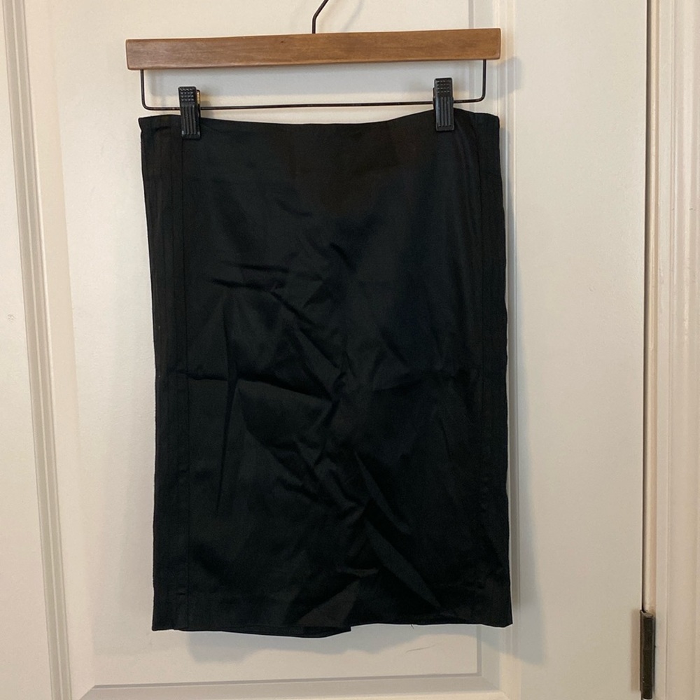 Marciano size 2 black satin pencil skirt.